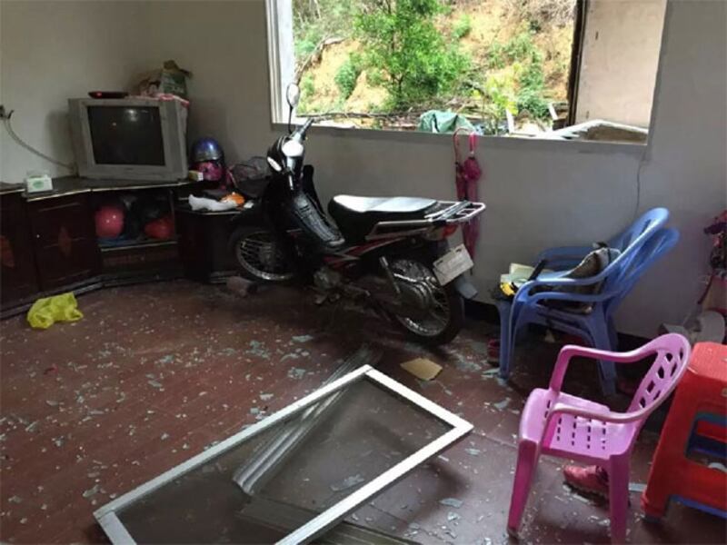 2015年4月7日,爆炸引起的衝擊,把附近民居的戶窗玻璃震碎。(村民攝)