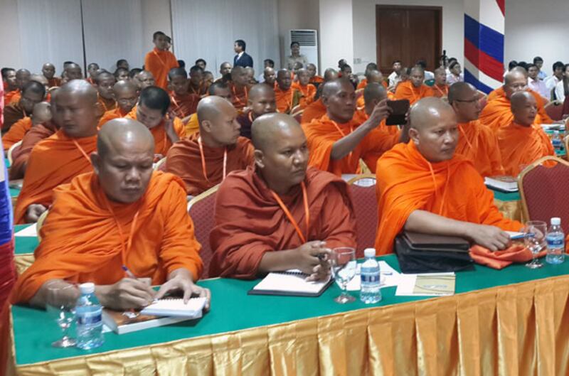 ព្រះសង្ឃ​និមន្ត​ចូល​រួម​សិក្ខាសាលា​ស្ដីពី​សុខដុមនីយកម្ម​ក្នុង​វិស័យ​សាសនា​នៅ​កម្ពុជា កាល​ពី​ព្រឹក​ថ្ងៃ​ទី​៣០ ខែ​កក្កដា ឆ្នាំ​២០១៥។