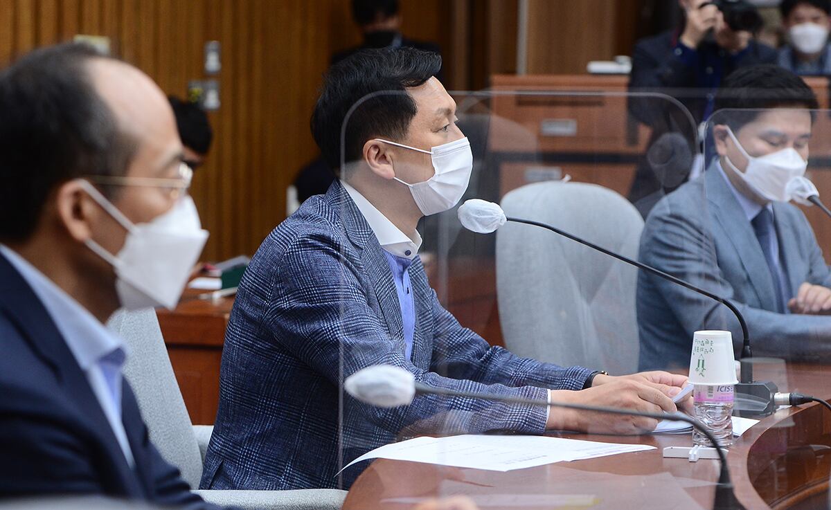 국민의힘 김기현 원내대표(가운데)가 15일 서울 여의도 국회에서 열린 원내대책회의에서 발언하고 있다.