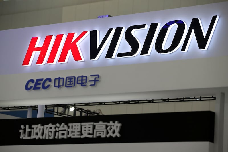 2019年5月16日,在中国天津举行的世界情报大会期间，展览会上出现了海康威视标及广告标语：“让政府治理更高效”。(路透社)