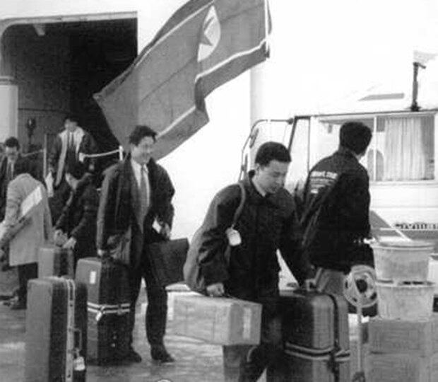 지난 1996년 북한여행후 일본의 연안 니가타항에 정박한 북한 고급유람선 만경봉호에서 짐들고 내리는 조총련계 사람들.
