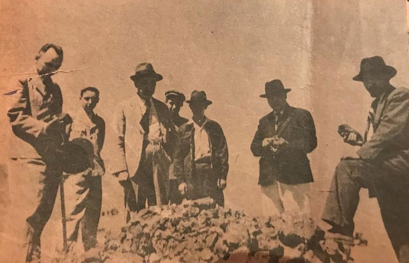 «ئۆلكىلىك تەمىرات (قۇرۇلۇش) نازارىتىنىڭ نازىرى»لىق ۋەزىپىسىگە تەيىنلەنگەن مۇھەممەد ئەمىن بۇغرا (ئوڭدىن 1-كىشى) 1947-يىلى ھەمراھلىرى بىلەن بىللە ئۈرۈمچى ئەتراپىدىكى تۆمۈر كان مەيدانىنى تەكشۈرمەكتە.