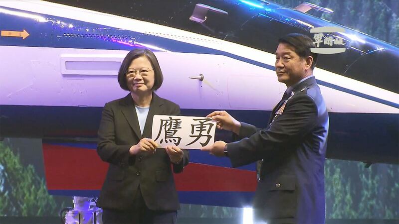 蔡英文24号视察空军新式高教机“勇鹰”出厂。（军闻社提供）