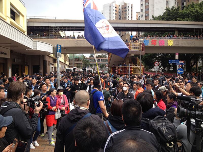 2015年3月8日，在上水東鐵站外，有參與者揮動龍獅旗。(任吉攝)