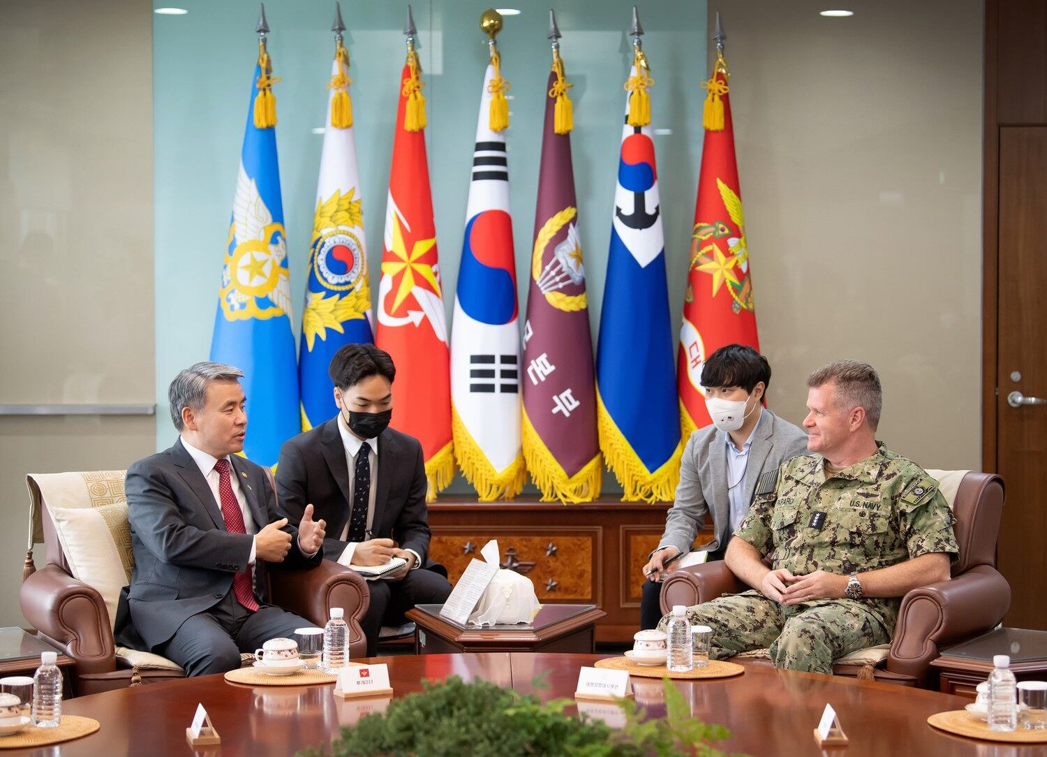 이종섭 국방부 장관(왼쪽)이 지난 21일 서울 용산 국방부 청사에서 사무엘 파파로 미국 태평양함대사령관(오른쪽)을 접견하고 있다. [국방부 제공]