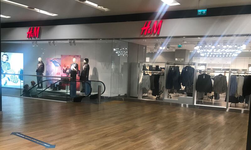 H&M كىيىم شىركىتىڭ ئىستانبۇل مارمارا فورۇمدىكى شۆبە دۇكىنىڭ كۆرۈنۈشى. 2020-يىلى 23-سېنتەبىر، تۈركىيە.