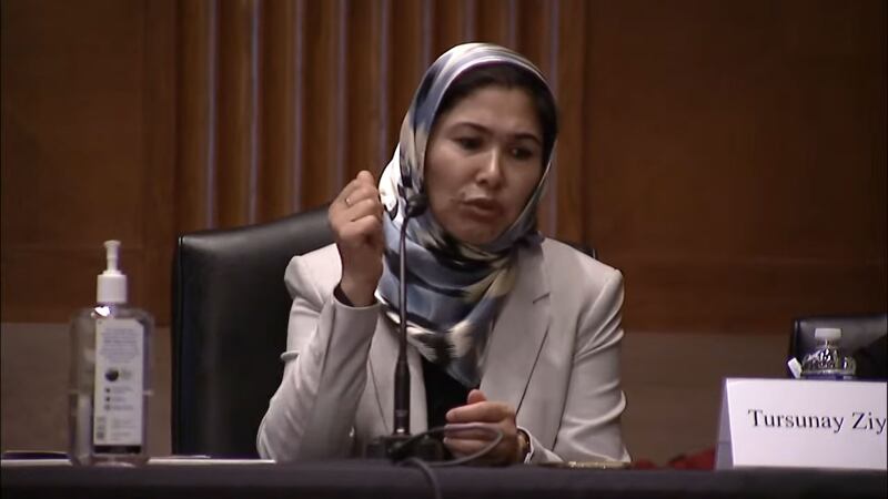 ئۇيغۇر لاگېر شاھىتى تۇرسۇنئاي زىياۋۇدۇن ئامېرىكا دۆلەت مەجلىسى خىتاي ئىشلىرى كومىتېتىدا ئۆتكۈزۈلگەن ئىسپات ئاڭلاش يىغىنىدا سۆزلىمەكتە. 2022-يىلى 1-مارت، ۋاشىنگتون