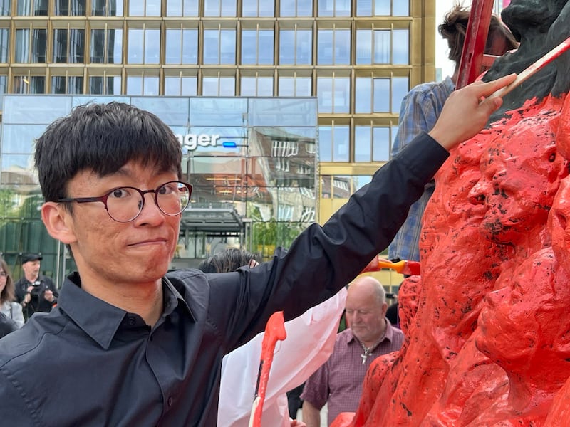 中國留學生田睿晨為中國白紙運動的年輕人發聲。(吳亦桐提供)
