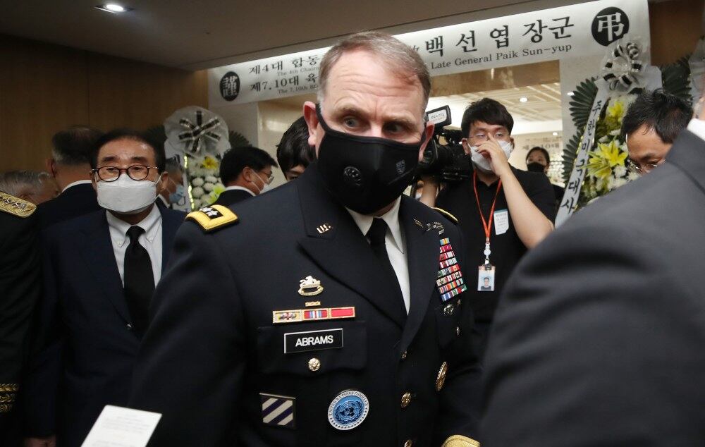 로버트 에이브럼스 주한미군 사령관이 13일 오후 송파구 서울아산병원 장례식장에 마련된 고 백선엽 예비역 육군 대장 빈소를 찾아 조문하고 있다. 