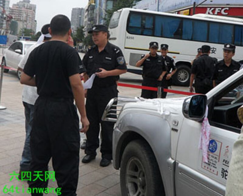 2012年9月12日，四川成都市有市民慢駛汽車抗議日本購買釣魚島時，與阻止的警察發生肢體推撞。（天網義工提供）