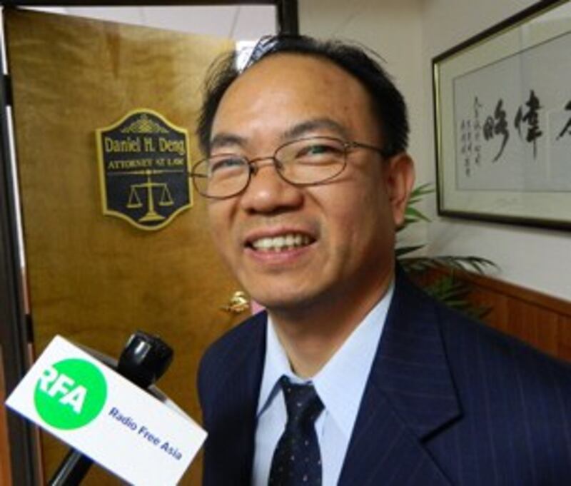 图片：律师邓洪指持观光签证来美生子或涉欺骗等不法情节。 （记者萧融摄） 