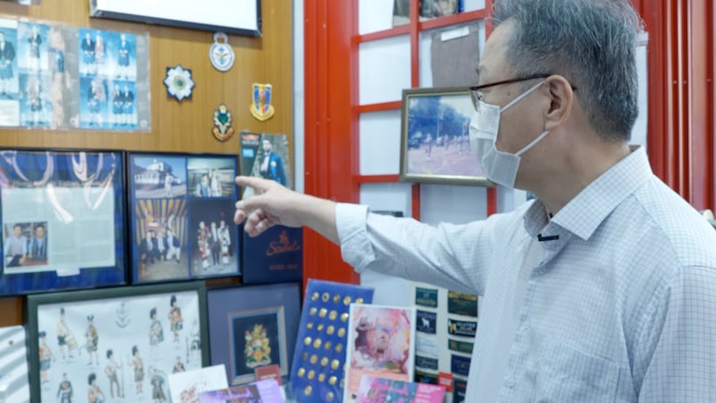 阮邦冠稱,即使闊別英殖時代的軍營裁縫生涯20多年,仍會與不少昔日駐港英軍大談當年情。(張仁 攝)