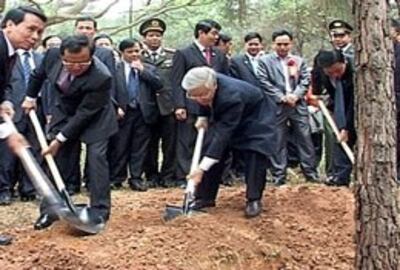 Tổng Bí thư Nguyễn Phú Trọng dự “Tết trồng cây” trên đồi Đồng Váng. (Binh Duong TV online)