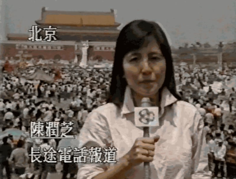 陈润芝当年在报道六四。(视频截图)