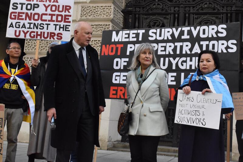 2月13日,英國議員施志安(Iain Duncan Smith)(左)譴責新疆主席吐尼亞孜是謀殺者,而英國官員不應該會見應該對維吾爾種族滅絕負責的人。 (維吾爾活動人士)