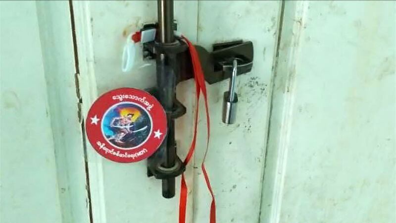 မန္တလေးမြို့က နေအိမ်တစ်အိမ်၏ တံခါးမှာ သွေးသောက်အဖွဲ့ လည်ဆွဲတံဆိပ် ချိတ်ထားခဲ့သည်ကို တွေ့ရစဉ်။ (Photo: Citizen Journalist)