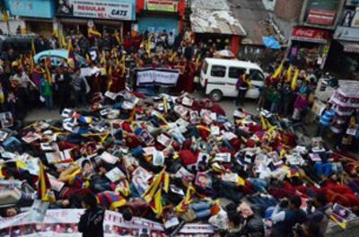 图片:102位僧俗藏人作为境内自焚者躺在达兰萨拉地方印度法院前表达哀悼与声援。(记者丹珍拍摄)