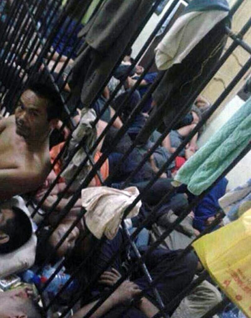 有在加納的中國人逃脫抓捕,發回家鄉親人的圖片,顯示加納阿克拉移民總局監獄人滿為患,環境十分惡劣。(有親人在加納礦場工作的李先生提供)