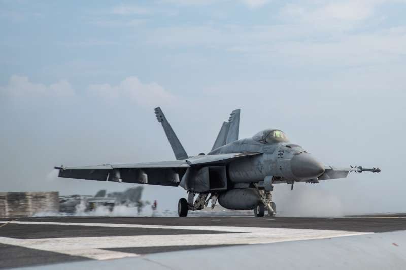 美军里根号航空母舰（CVN-76）甲板上的F/A-18超级大黄蜂。（里根号脸书）