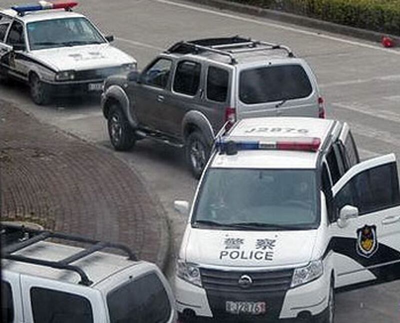 2013年1月31日,台州市副公安局長帶隊入村強徵土地，多部警車在村外停泊。（相片由村民徐先生提供）