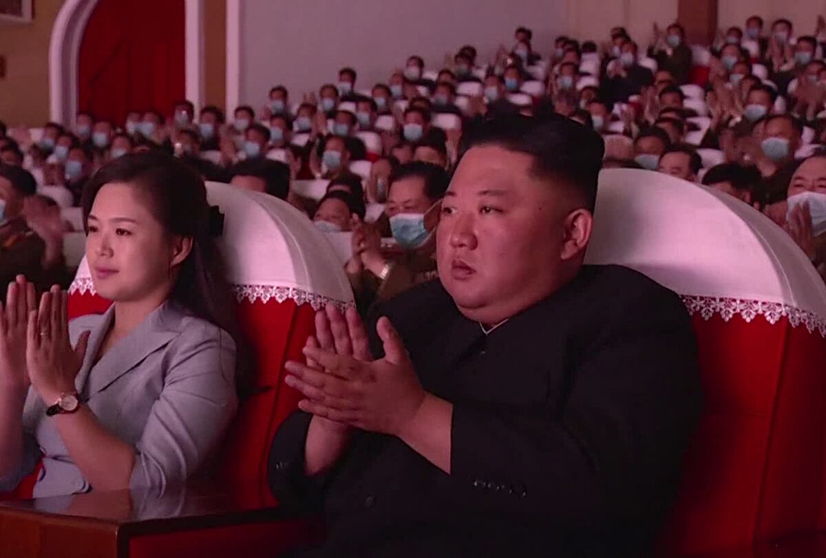 사진은 김정은 북한 국무위원장이 부인 리설주 여사와 함께 5일 군인가족 예술소조 공연을 관람하는 모습.
