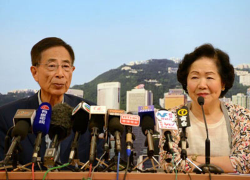 2014年7月20日，民主黨創黨主席李柱銘與前政務司司長陳方安生結束英國訪問，承認此行是反映港人對推行一國兩制的憂慮。（香港2020提供）