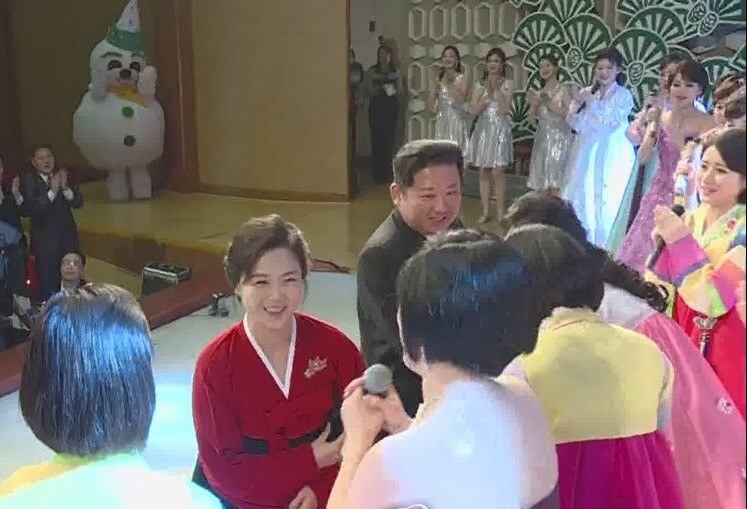 김정은 북한 국무위원장 아내인 리설주 여사가 지난해 평양 만수대예술극장에서 열린 설 명절 기념공연에 참석, 김 위원장보다 앞에 서서 공연 출연자들을 격려하고 있는 모습