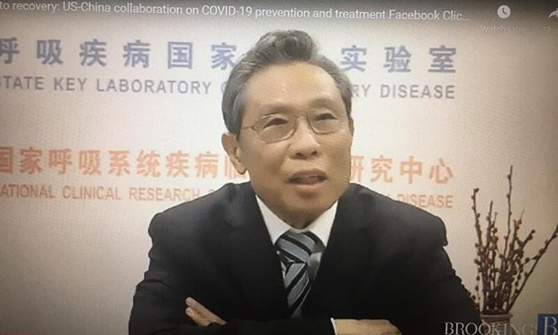 中国卫健委高级专家组组长钟南山表示，变异的毒株会削弱疫苗和抗体治疗（antibody treatment）的有效性，改良式疫苗和抗体鸡尾酒疗法是应对下一波疫情的紧急方案。（视频截图）