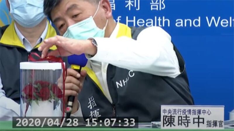 台湾花农送花请“带货网红”陈时中救市。(截图自疾管署直播)