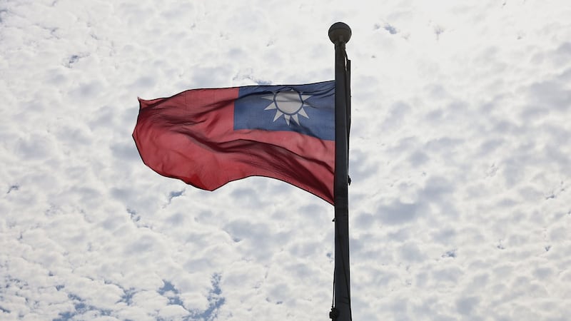 在桃园的一面台湾旗帜在风中飘扬。(路透社)