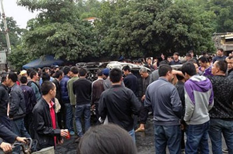 12月7日,廣西防城港東興警員撞傷攤販拒絕施救,大批群眾圍觀,抗議當局暴力執法和見死不救。(相片由市民黃先生提供)