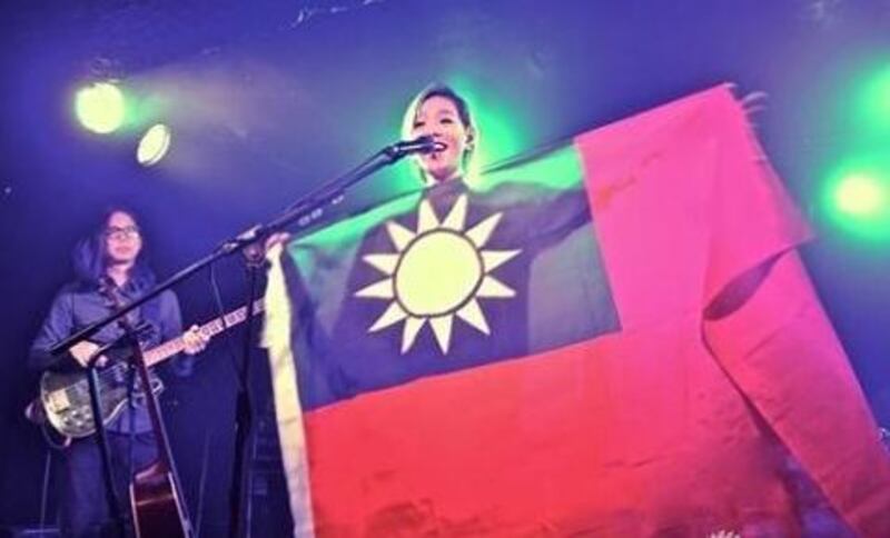 安溥最初以藝名張懸出道，她2013年在英國演出時曾高舉青天白日滿地紅旗，被中國歌迷抵制。（網上圖片）
