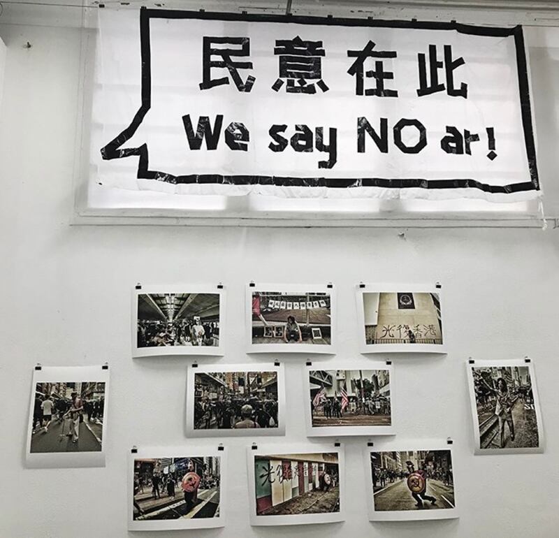 法国旅法港人撑香港团体3日在巴黎举办“流水与飞灰.创意进化╳革命”艺术展 (摄影:蔡凌)