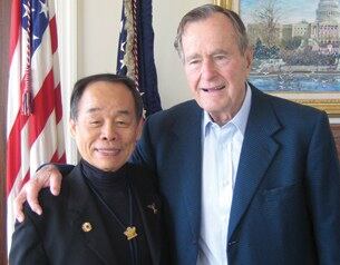 미국 태권도 창시자 이준구 선생이 2010년 조지 부시 (George H. W. Bush) 전 미국 대통령과 함께 하고 있다.