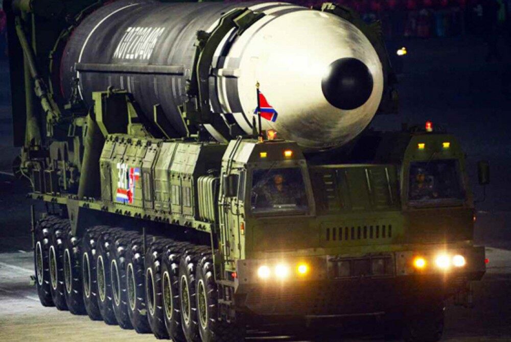 북한이 노동당 창건 75주년 기념 열병식에서 공개한 신형 대륙간탄도미사일(ICBM). 신형 ICBM은 화성-15형보다 미사일 길이가 길어지고 직경도 굵어졌다. 