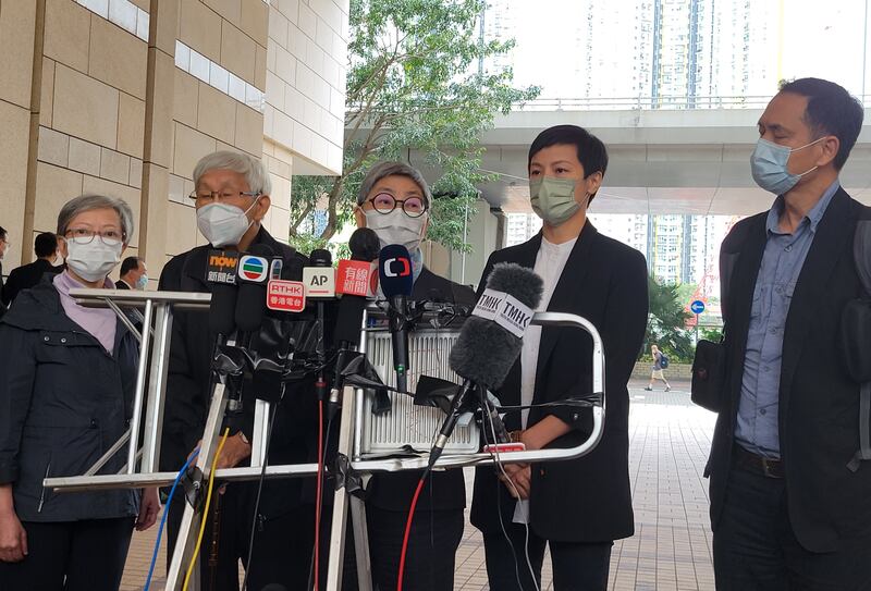 各被告除施城威外,在散庭後會見傳媒,施則遠遠地站在一角,吳靄儀(圖中)開腔發言,指今次官司並非為他們幾個,因為對香港而言,這是首宗針對《社團條例》有關社團註冊的案件,裁決結果關乎社會上很多人。(吳婷康攝 )