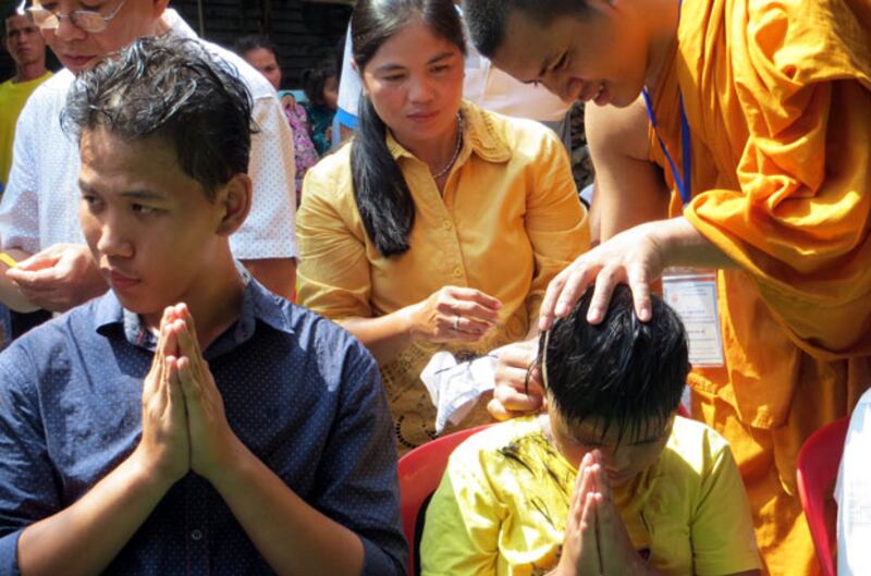 ព្រះសង្ឃ​និង​អាណាព្យាបាល​របស់​យុវជន​ជា​ច្រើន​នាំ​គ្នា​កោរ​សក់​កូនៗ​ដើម្បី​ត្រៀម​ខ្លួន​ចូល​សាង​ផ្នួស​ជា​សាមណេរ​នៃ​ព្រះពុទ្ធ​សាសនា នៅ​ល្ងាច​ថ្ងៃ​ទី​២៩ ខែ​មេសា ឆ្នាំ​២០១៥។