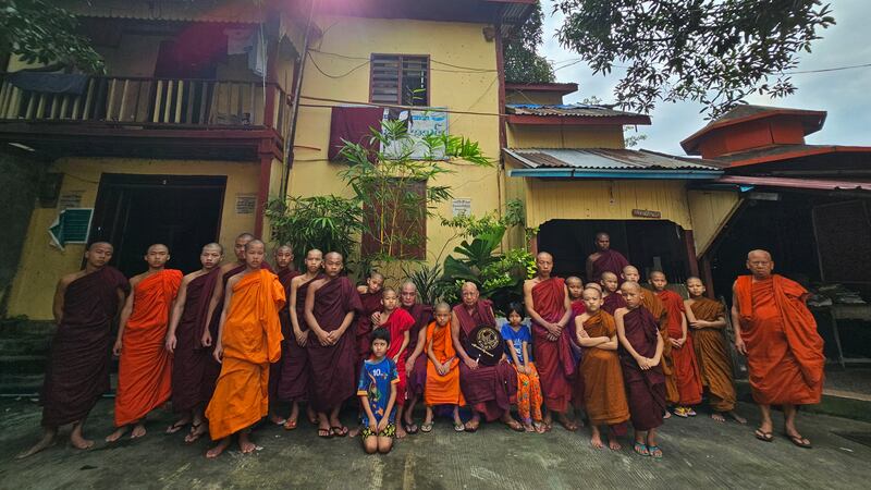 န်ကုန်တိုင်း၊ လှိုင်မြို့နယ်၊ အမှတ်(၁၂) ရပ်ကွက်ရှိ အောင်သိဒ္ဓိ မဟာမြိုင်ဘုန်းတော်ကြီးသင် ပညာရေးကျောင်းထိုင်ဆရာတော်နှင့် စာသင်ကြားနေသည့် ကိုရင်များ၊ ကျောင်းသားများအား တွေ့ရစဉ်။ Photo : RFA