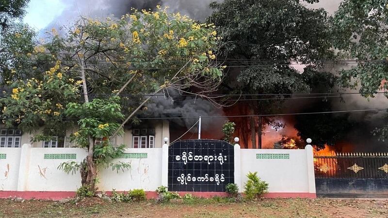 လွိုင်ကော်ခရိုင်တရားရုံး မီးလောင်နေသည်ကို ၂၀၂၃ ခုနှစ်၊ နိုဝင်ဘာလ ၁၇ ရက်နေ့က တွေ့ရစဉ်။ (Photo: Khu Reedu - Facebook (KNDF)