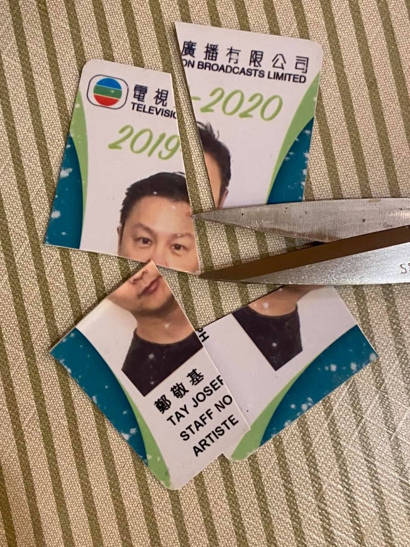 2020年6月,鄭敬基在Facebook上載一張剪爛的無綫員工證照片。(鄭敬基Facebook圖片)