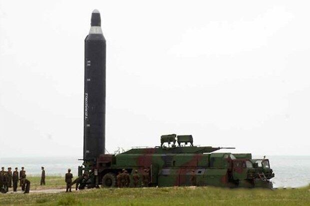 북한은 지난 6월 '중장거리 전략탄도로케트 화성-10'(무수단 미사일)의 시험발사 사진을 공개하며 무기 개발 수준을 과시했다. 사진은 발사 준비하는 미사일 모습. 