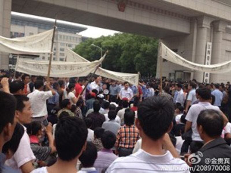 图片: 家属连同村民游行到省政府诉冤抗议,大批警察在场戒备。 (中国茉莉花革命网)