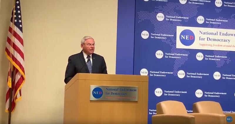 美国国会民主党籍参议员罗伯特•梅南德兹(Bob Menendez)在研讨会上发表演讲。(视频截图)
