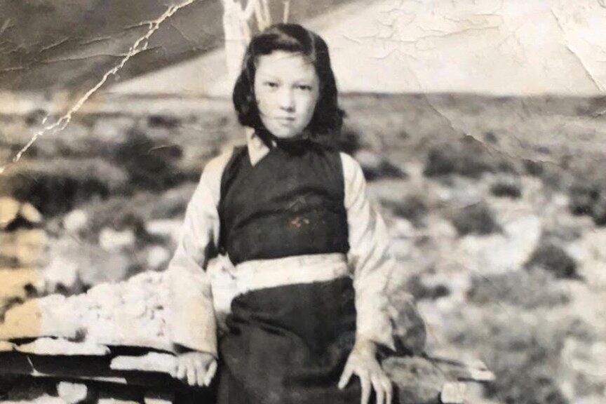 我阿妈幼年时在自家房顶上