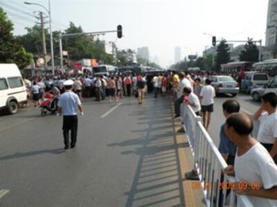 图片：武汉东沙连通工程拆迁再引发居民堵路抗议（由居民提供）