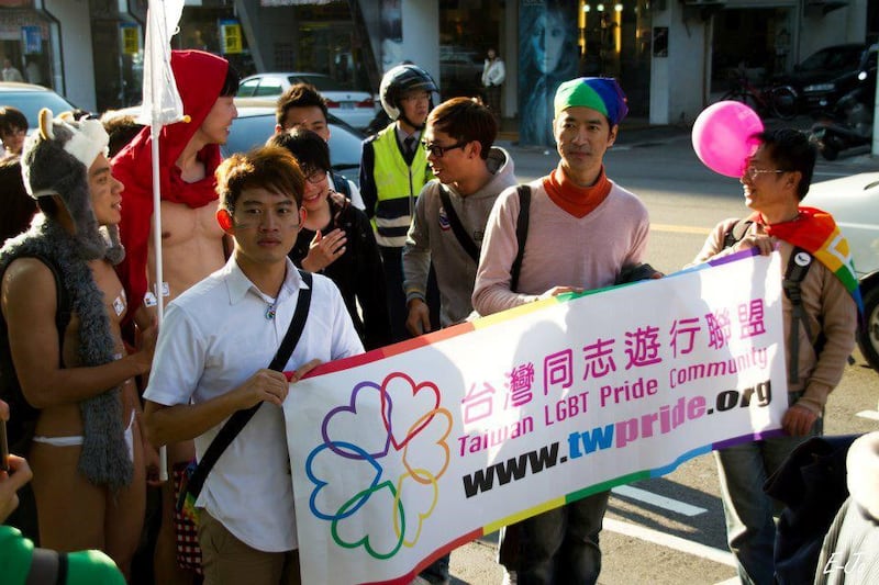 赖正哲在北京开的双城咖啡馆,曾邀请北京影评人程青松,分享“华语同志电影20年”新书发表会。(赖正哲提供)