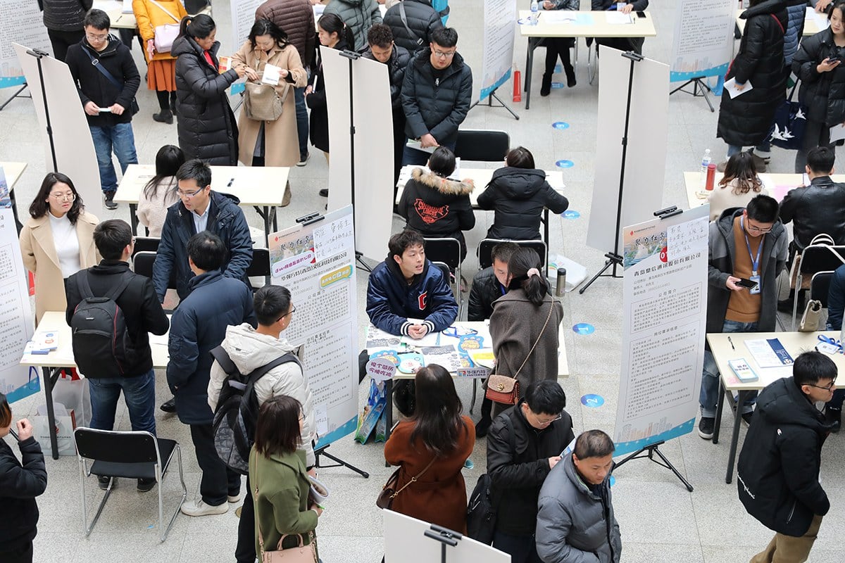 中国毕业生人数增加,加剧了就业竞争压力。