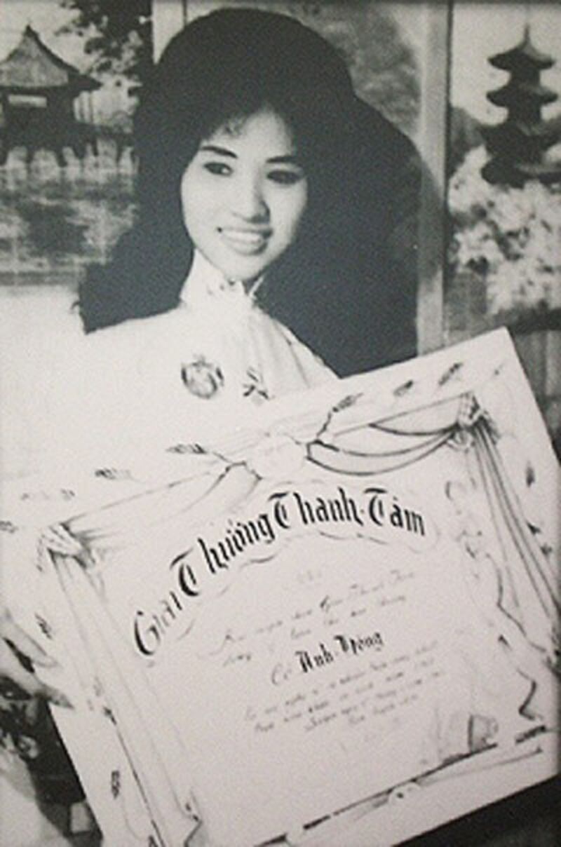 Nghệ sĩ Ánh Hồng và huy chương vàng giải Thanh Tâm 1962. File photo.