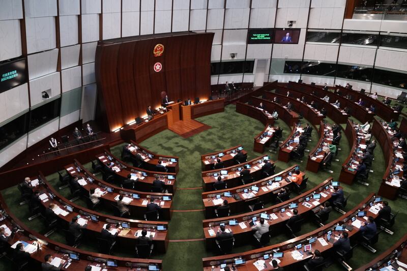 李家超整份《施政報告》有86頁，不過具體觸及政治政策的著墨甚少。（石頭 攝）