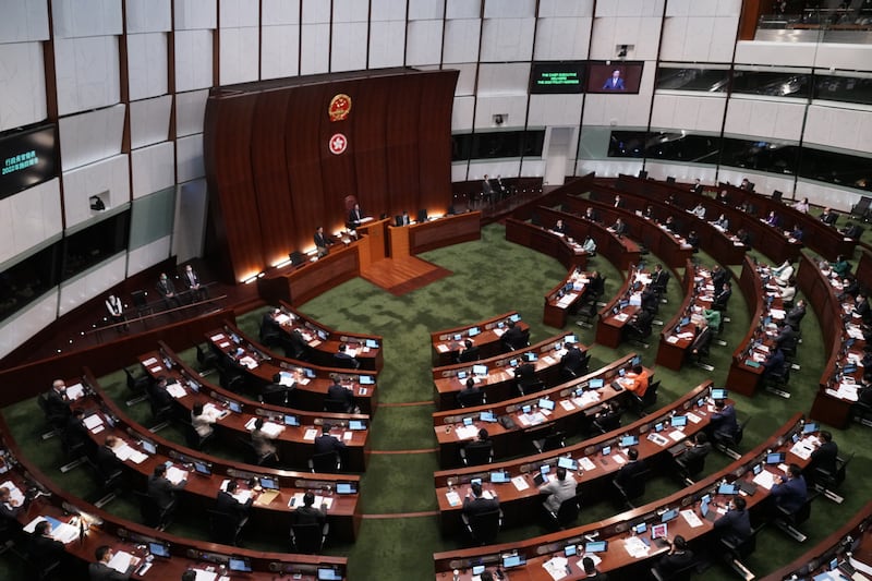 李家超整份《施政報告》有86頁,不過具體觸及政治政策的著墨甚少。(石頭 攝)